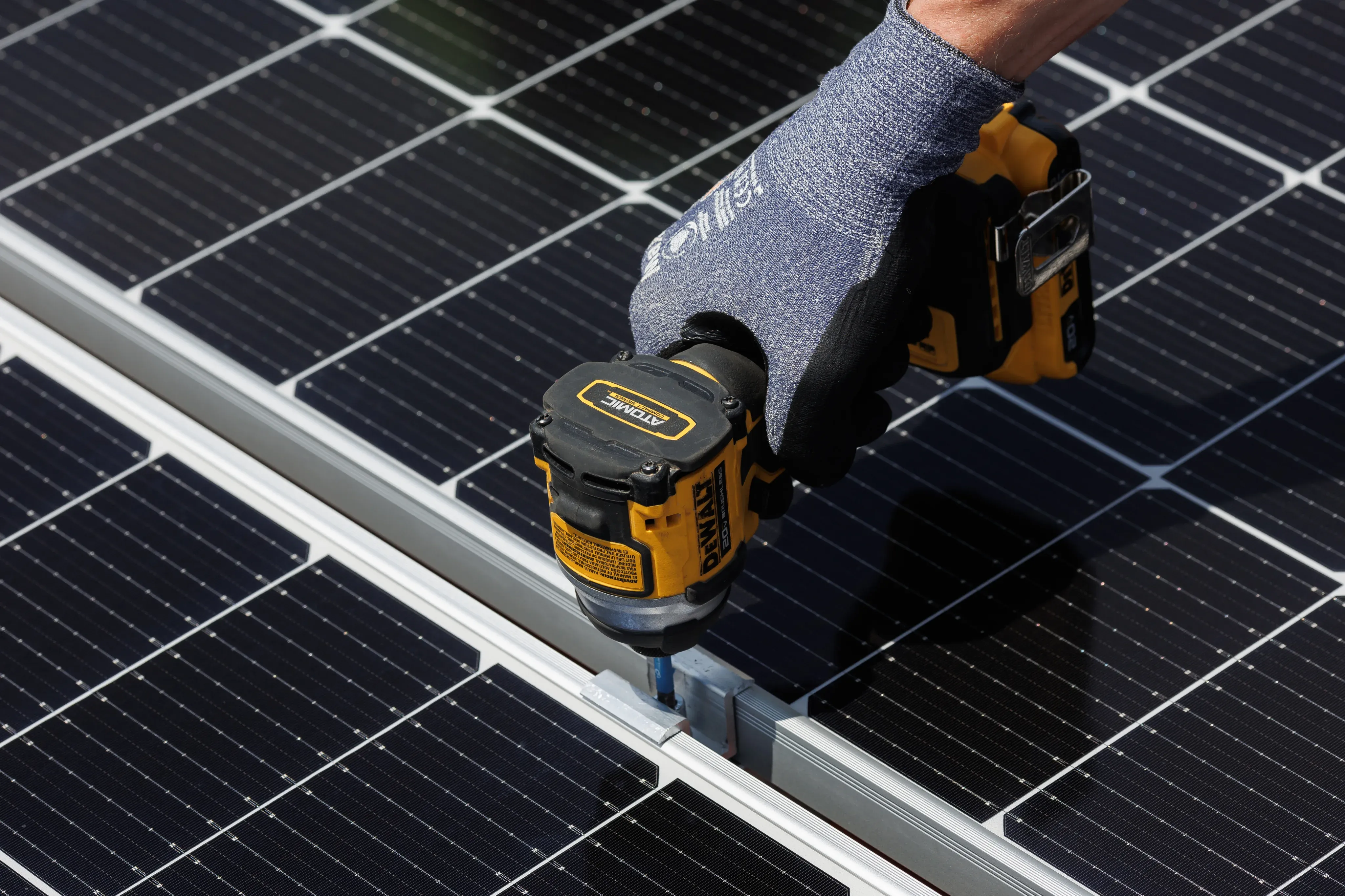 Proso Energy - Працівник встановлює сонячні панелі