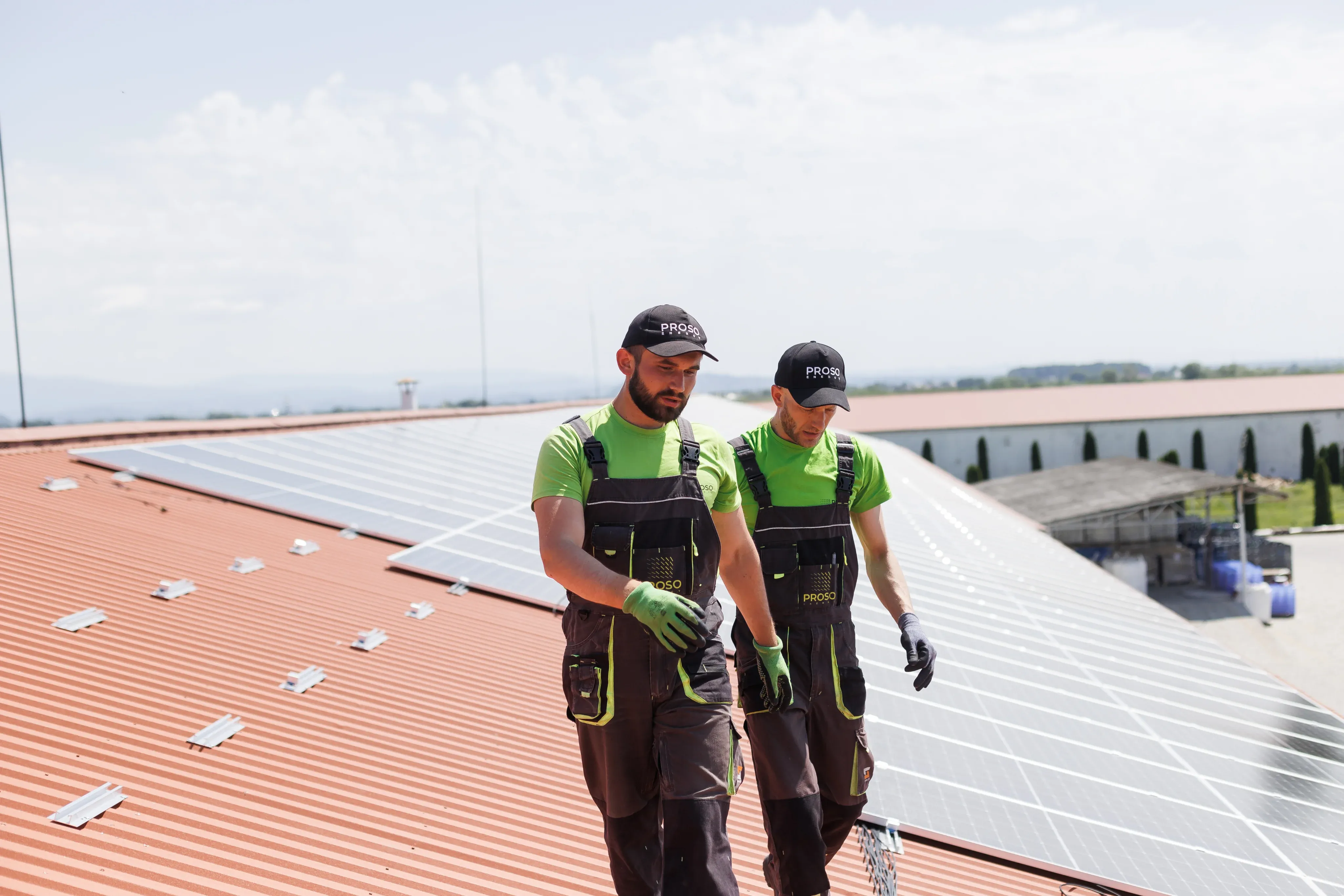 Proso Energy - Працівники на даху підприємства встановлюють сонячні панелі
