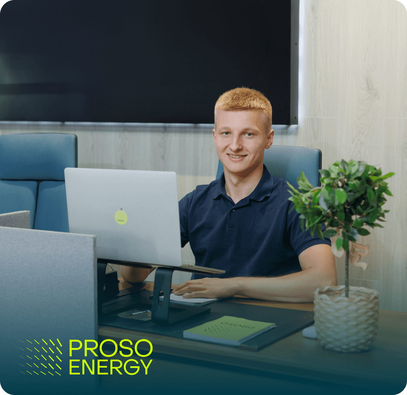 Proso Energy - Працівник сидить за робочим столом