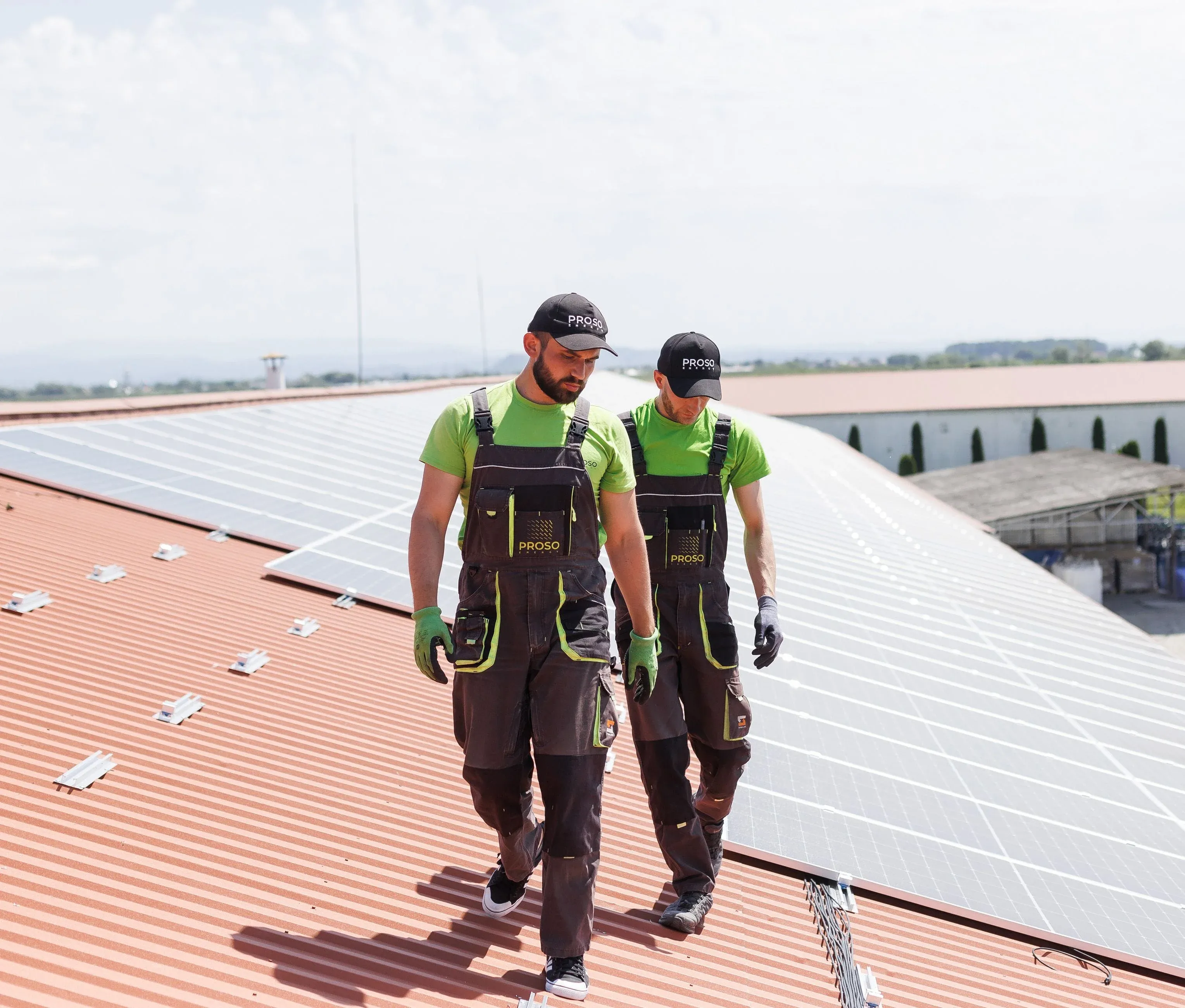 Proso Energy - Два працівники встановлюють СЕС на даху бізнеса