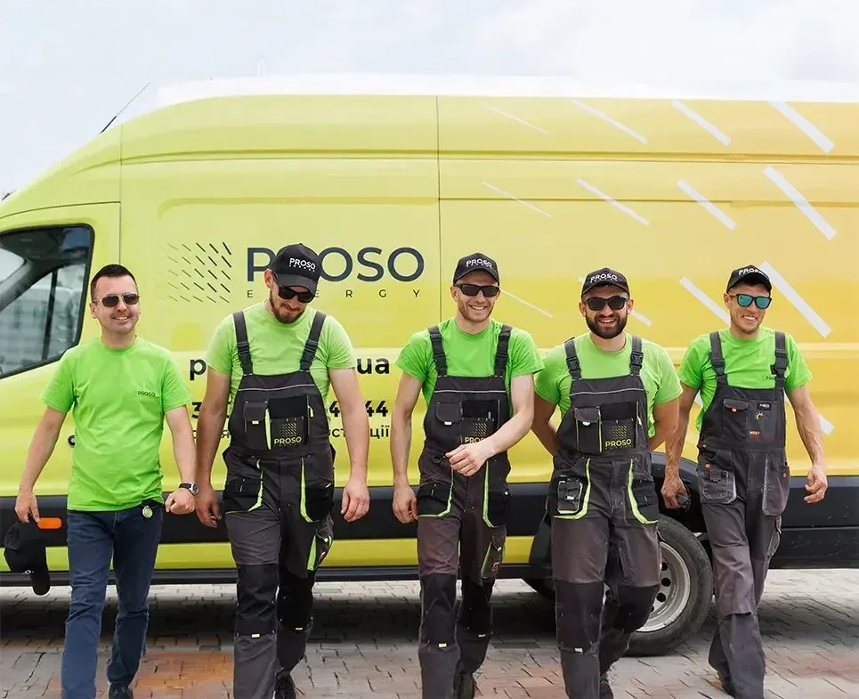 Proso Energy - Працівники біля робочого автобуса